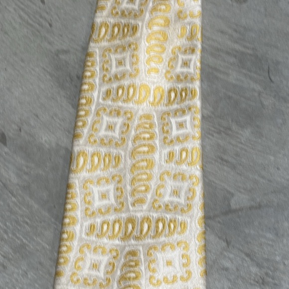 Foreman and Clark brand yellow and white ying yang design / 100% polyester - Picture 2 of 5